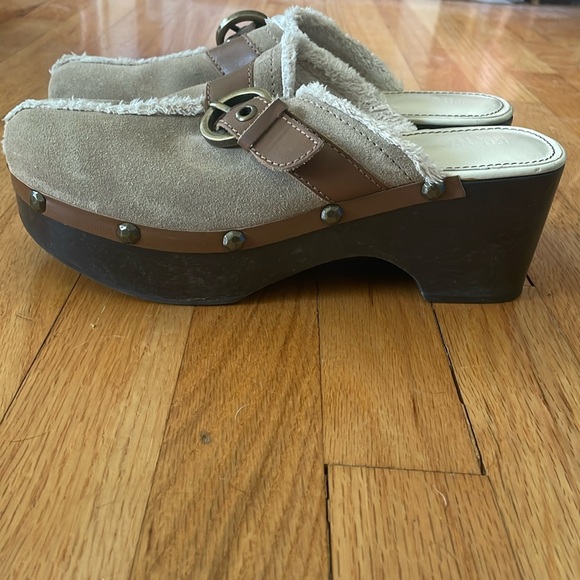 EUC Franco Sarto Woman’s Size 8.5 Medium Tan Suede Clogs W/Buckle Design - Picture 4 of 8